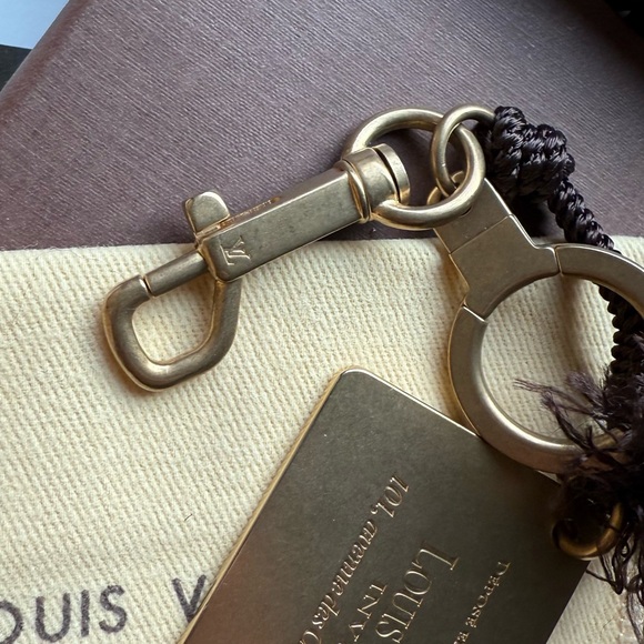 Louis Vuitton Key Ring – A Perfect Gift for Any Occasion - Picture 8 of 15